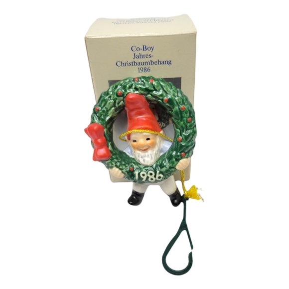 Vintage Goebel 1st Issue Annual Ornament Co-Boy Imprint 1985 W 1986 Wrea… - Picture 2 of 6